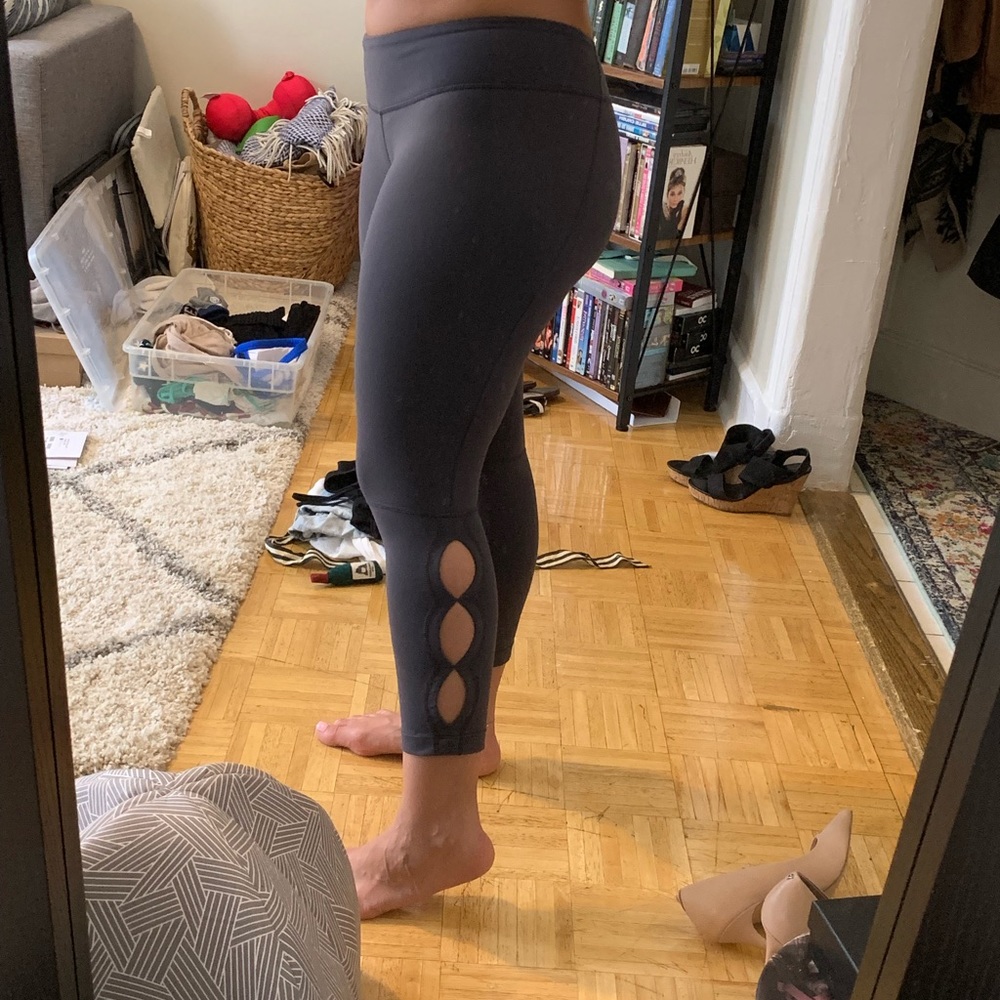 Cropped yoga pants with cut out detail